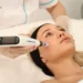 Microneedling cu Dermapen™: Cum funcționează și de ce este atât de popular