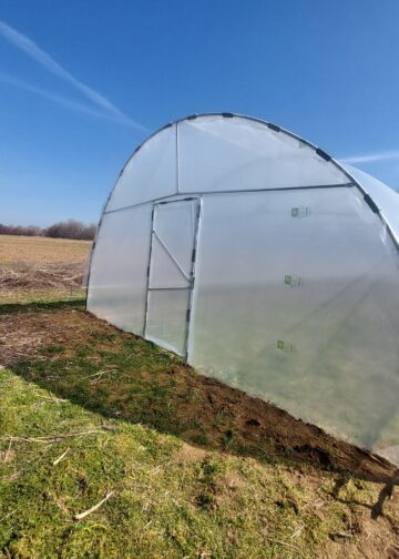 Din dorință de simplitate la grădinărit de calitate – povestea unei familii care a descoperit avantajele unui solar de grădină complet echipat